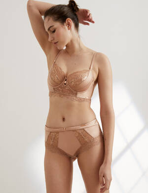 marksandspencer_Valentyn2023_T81_6433N_balkonova podprsenka s Rosie s vysivkou kvetu s kosticemi_1399Kc_kalhotky_649Kc_modelka.jpg